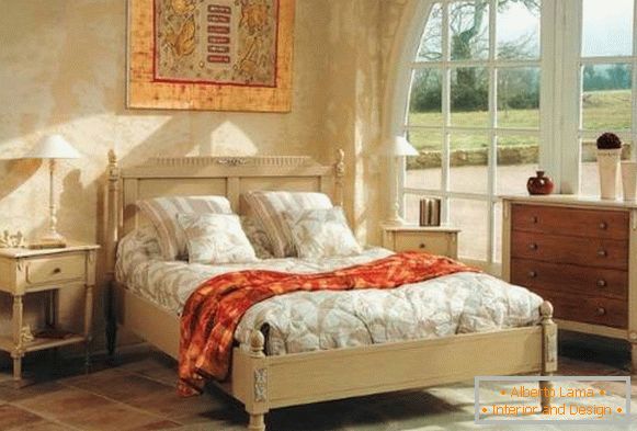 Krevet u stilu Provence i drugi nameštaj u unutrašnjosti