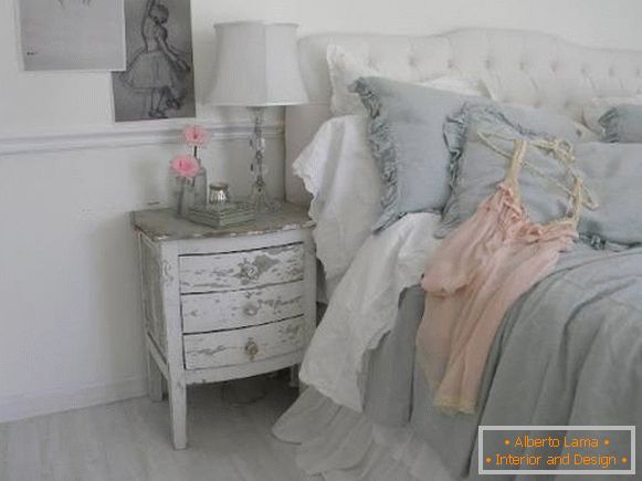 Spavaća soba u stilu cheby šik u sivoj, ružičastoj i beloj boji