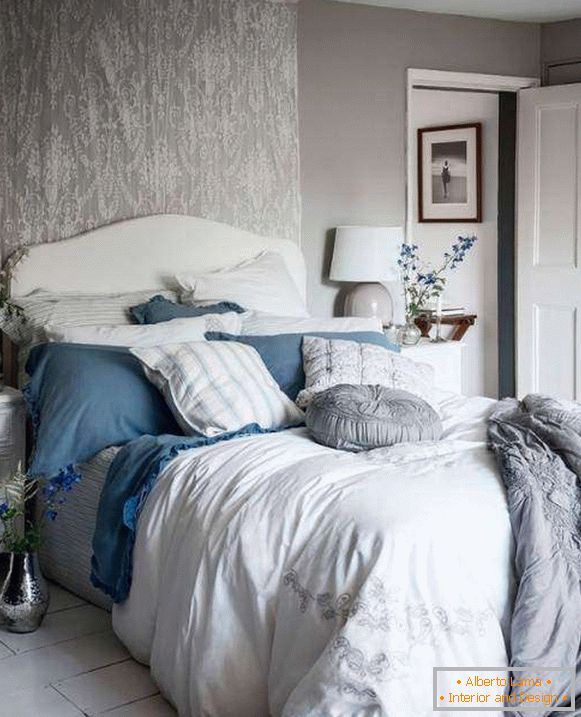 Shebbie šik spavaća soba sa sivim zidovima, bijelim i plavim dekorom