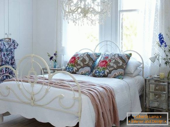 Cvjetni obrasci u dizajnu spavaće sobe u stilu Chebbi + Provansa