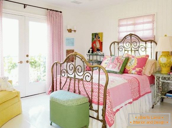 Unutrašnjost spavaće sobe u stilu shebbie šik - fotografije u svetlim bojama