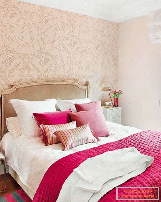 Kombinacija svetlo roze i šampanjca u dizajnu kreveta