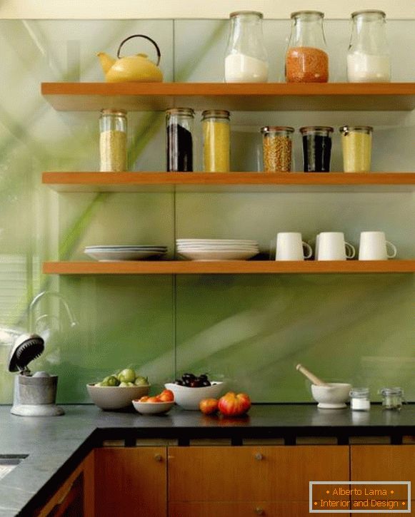 Fotografija kuhinje sa staklenim bočnim prevlakom