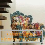 Fotelja neobične boje