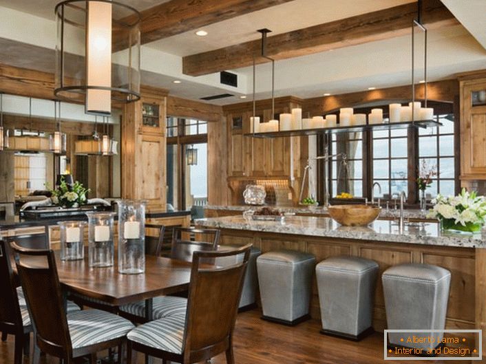 Romantična atmosfera vlada u kuhinji. Pogodno zoniranje kuhinje na trpezariji i radnom prostoru čini prostor praktičnim i funkcionalnim.