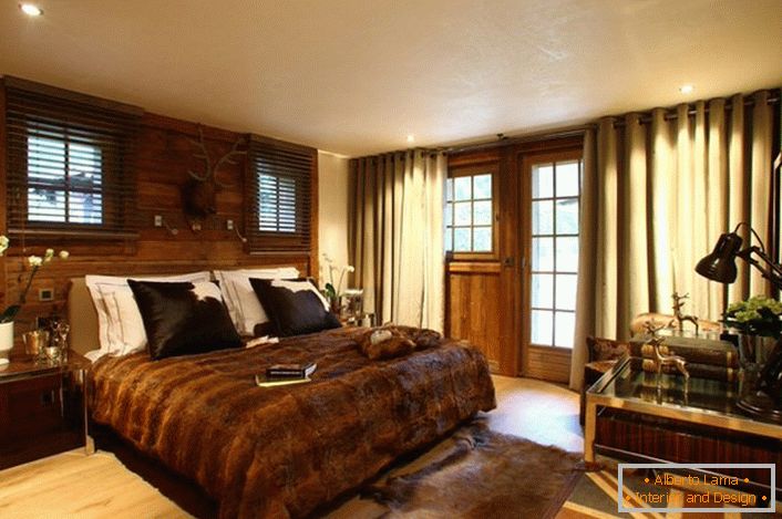 U većoj mjeri je korišteno plemenito tamno smeđe drvo za dekoraciju spavaće sobe.