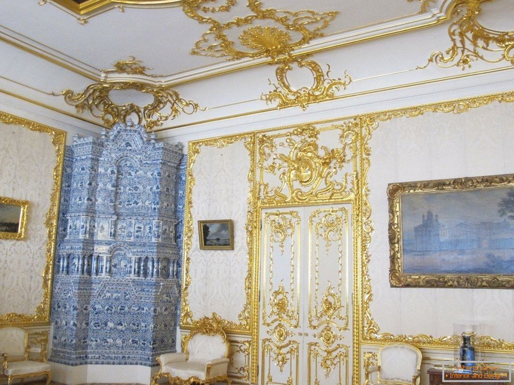 Bijela unutrašnjost sobe sa zlatnim obrascima