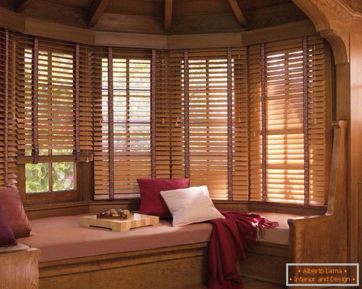 Drvene žaluzine na prozorima stvaraju atmosferu ruralne topline i udobnosti.