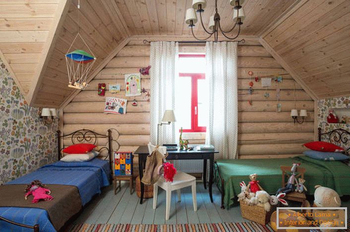 Dječija spavaća soba u stilu države na potkrovlju. Drveni strop i zid sa velikim prozorom savršeno dopunjuju stilu zemlje.
