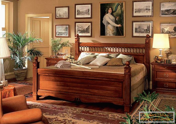 Usaglašen, masivan namještaj od drveta za spavaću sobu u baroknom stilu.
