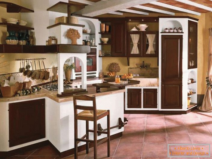 Kuhinja u prirodnom stilu u seoskoj kući u jednoj od provincija Francuske. Prostrana, svetla kuhinja je san svake ljubavi.