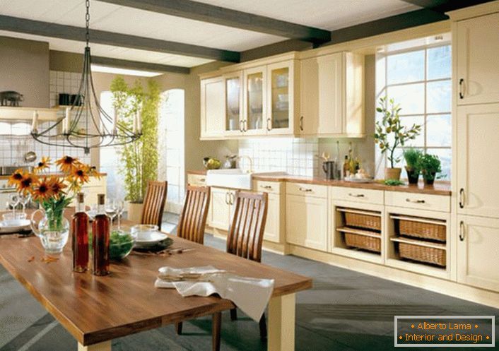Kuhinja u stilu države u velikoj kući lijepe italijanske porodice. Za zemaljski stil, kuhinjski set od drveta u svetlim bež tonovima je dobro odabran.