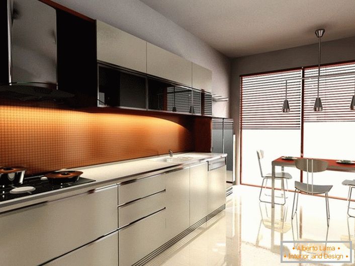 Ugušena svetlost u modernoj kuhinji čini atmosferu romantičnom. Efekat se postiže pomoću žaluzine koje pokrivaju panoramske prozore.