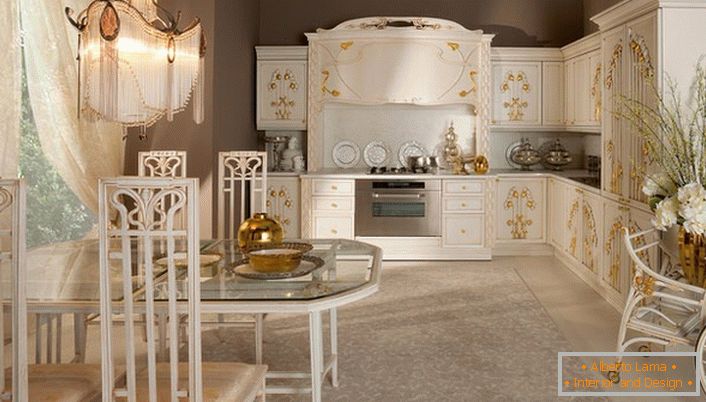 Značajniji detalji u dizajnu kuhinje u stilu Art Nouveau bili su zlatni elementi dekora. Mekana, prigušena svetlost čini situaciju toplom.