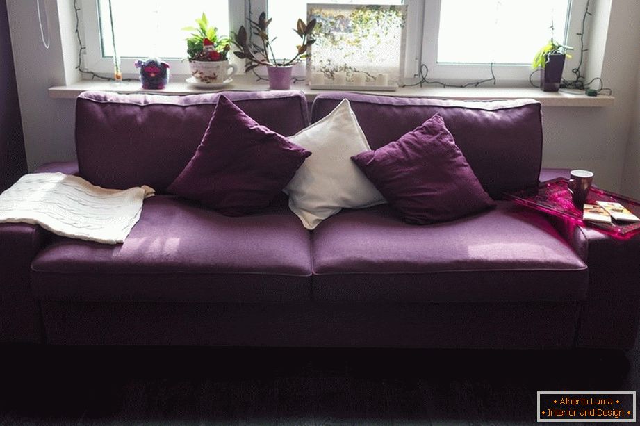 Purpurna kauč sa jastucima