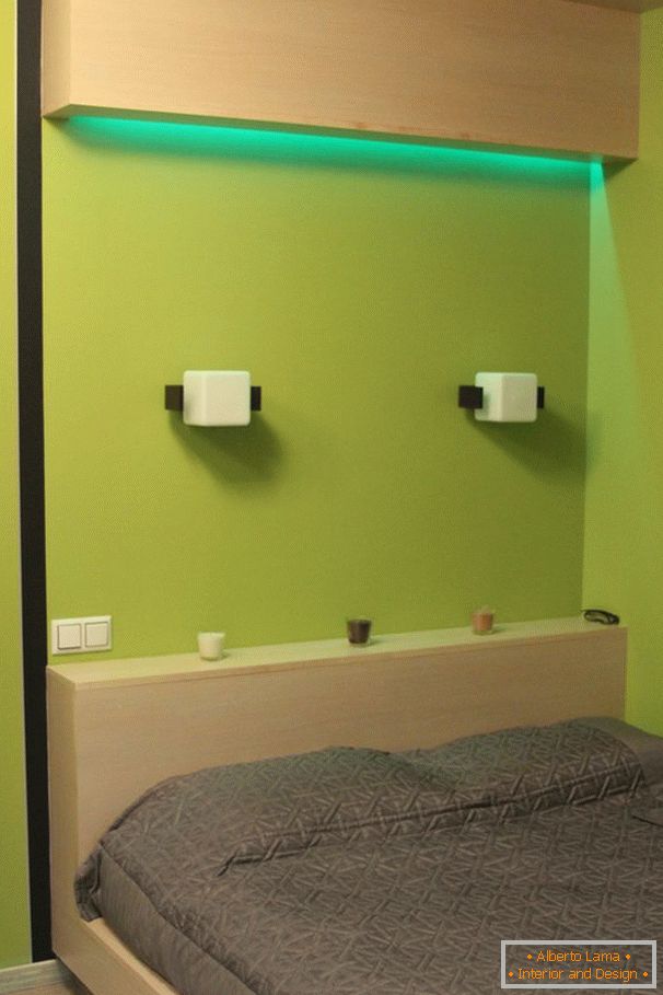 Zeleno svetlo iznad kreveta u spavaćoj sobi