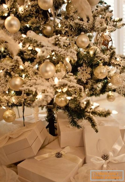 Božićno stablo u bijeloj dekoraciji