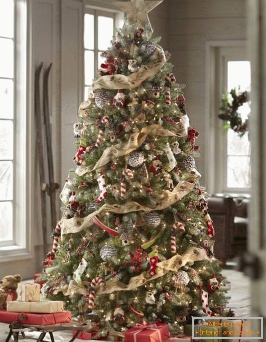 Božićno drvo-sa-divnim-dekoracijama