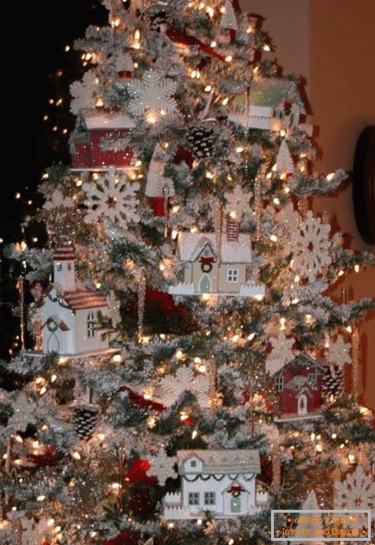 Božićno drvo sa igračkama