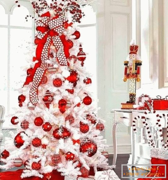 bijelo-crveno-novogodišnji dekor