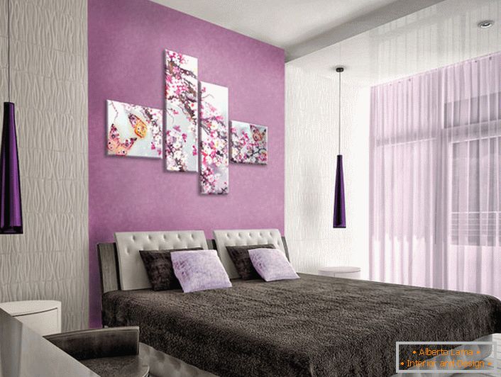 Pravilno odabrana modularna slika ne preopterećuje dizajn spavaće sobe. Diskretne, elegantne cvijeće, prikazane na slici, razblažu strogi, koncizan stil uređenja spavaće sobe.