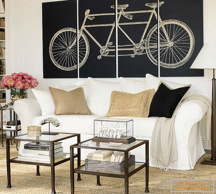 Dnevna soba u skandinavskom stilu ukrašena je modularnim slikama koje prikazuju bicikl. Nije preopterećena značenjem, dizajn čini kompletan dizajn. 