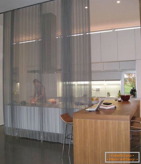 Prozirne zavese u unutrašnjosti kuhinje