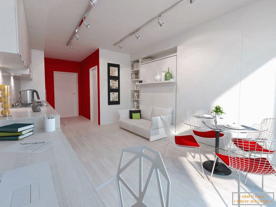 Bijela unutrašnjost malog apartmana sa crvenim akcentima
