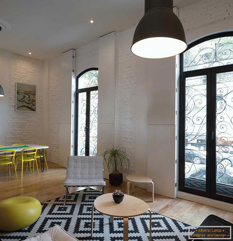 Unutrašnjost malog jednosobnog apartmana в чёрно-белом цвете