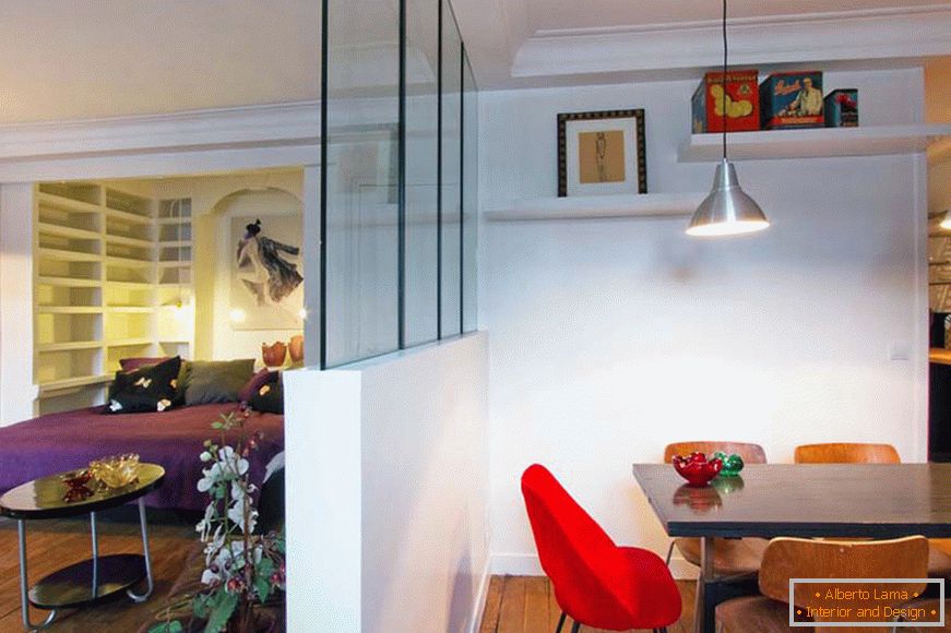Podela između trpezarije i dnevnog boravka u malom studijskom stanu u Parizu