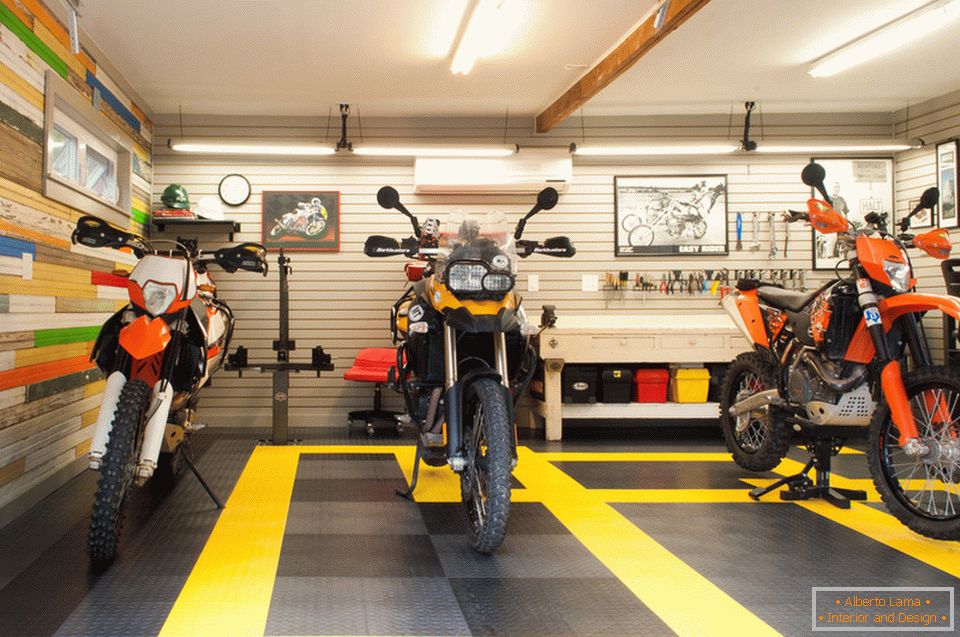 Motocikl u kreativnoj garaži