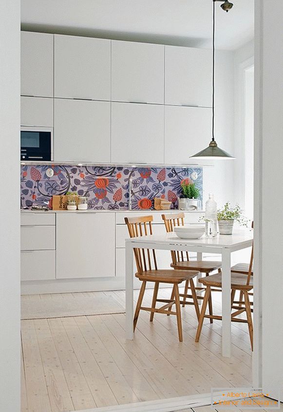 Interijer kuhinje u skandinavskom stilu sa balkonom