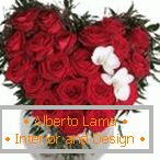 Originalni buket crvenih ruža sa par belih cvijeća