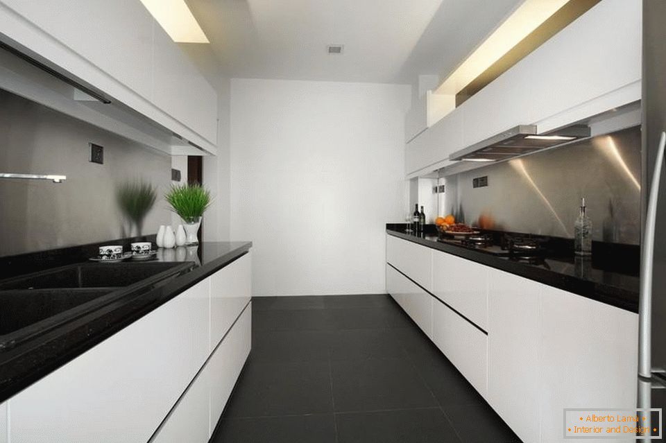 Uska i duga bela kuhinja sa crnim podom