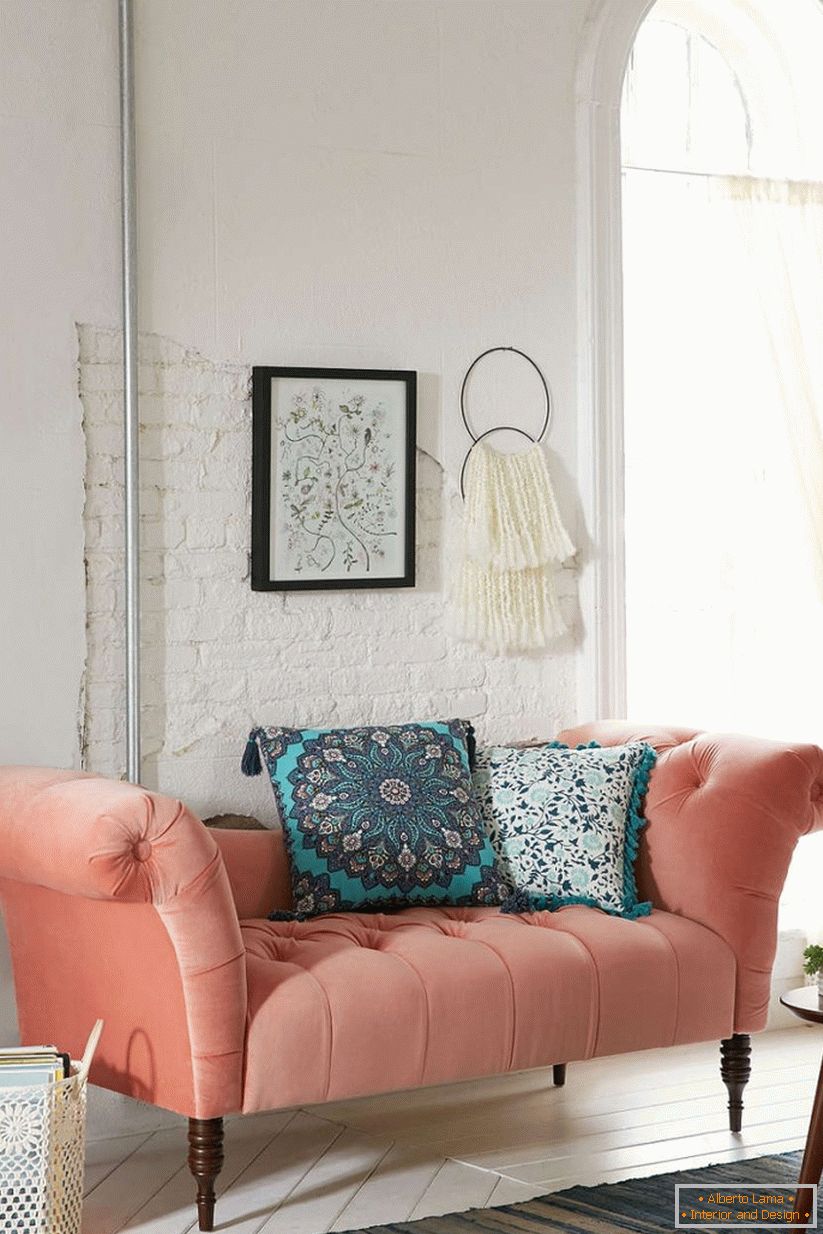 Prekrasna sofa Antoinette Fainting Sofa od strane Urban Outfitters