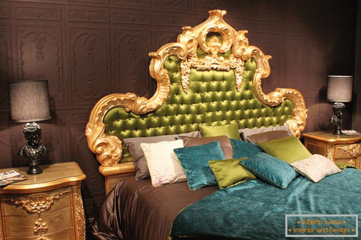 Visoko ukrasno leđa u glavi kreveta pokrivena je maslinom svilom. Zanimljivi jastuci kontrastnih boja i posteljina na krevetu.