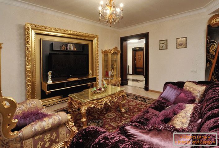 Gostinjska soba u baroknom stilu sa pravilno odabranim namještajem.