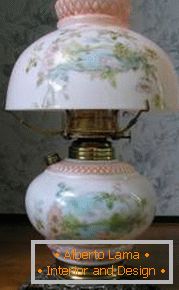 Kerozinska lampa za garderobni sto