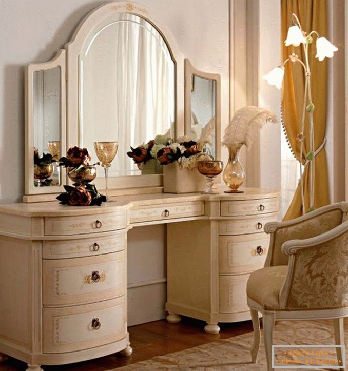 Garderobne stolice sa ogledalom za fotografiju u spavaćoj sobi