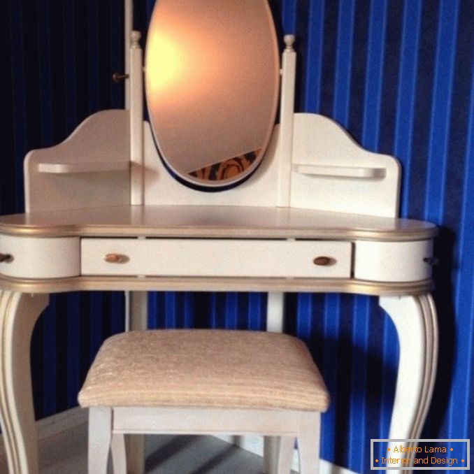 Garderobne stolice sa ogledalom za fotografiju u spavaćoj sobi 13