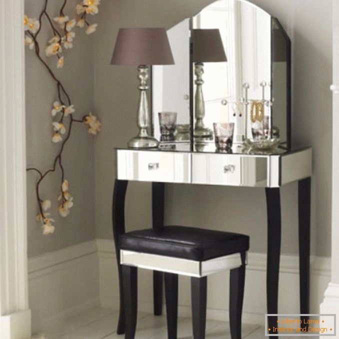 Garderobne stolice sa ogledalom za fotografiju u spavaćoj sobi 30
