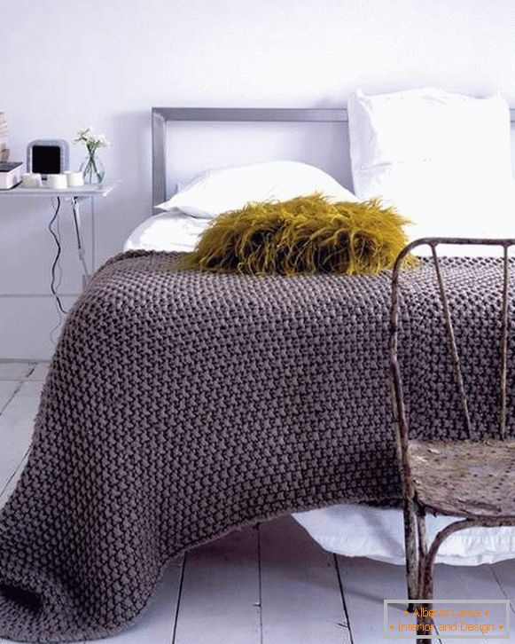 Pletena pletena na krevet svojim rukama u modnoj boji