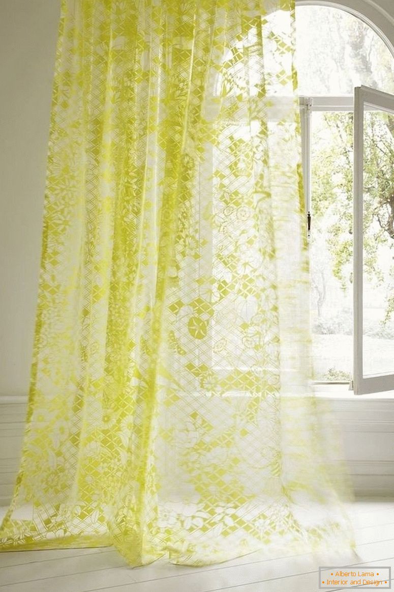 Bijela i žuta zavesa na prozoru