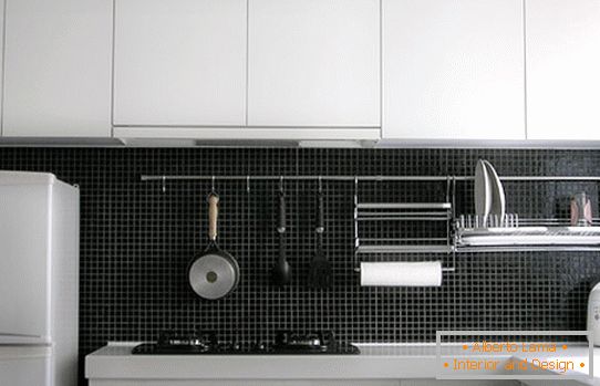 Metalna konstrukcija sa kukovima za kuhinjske posude