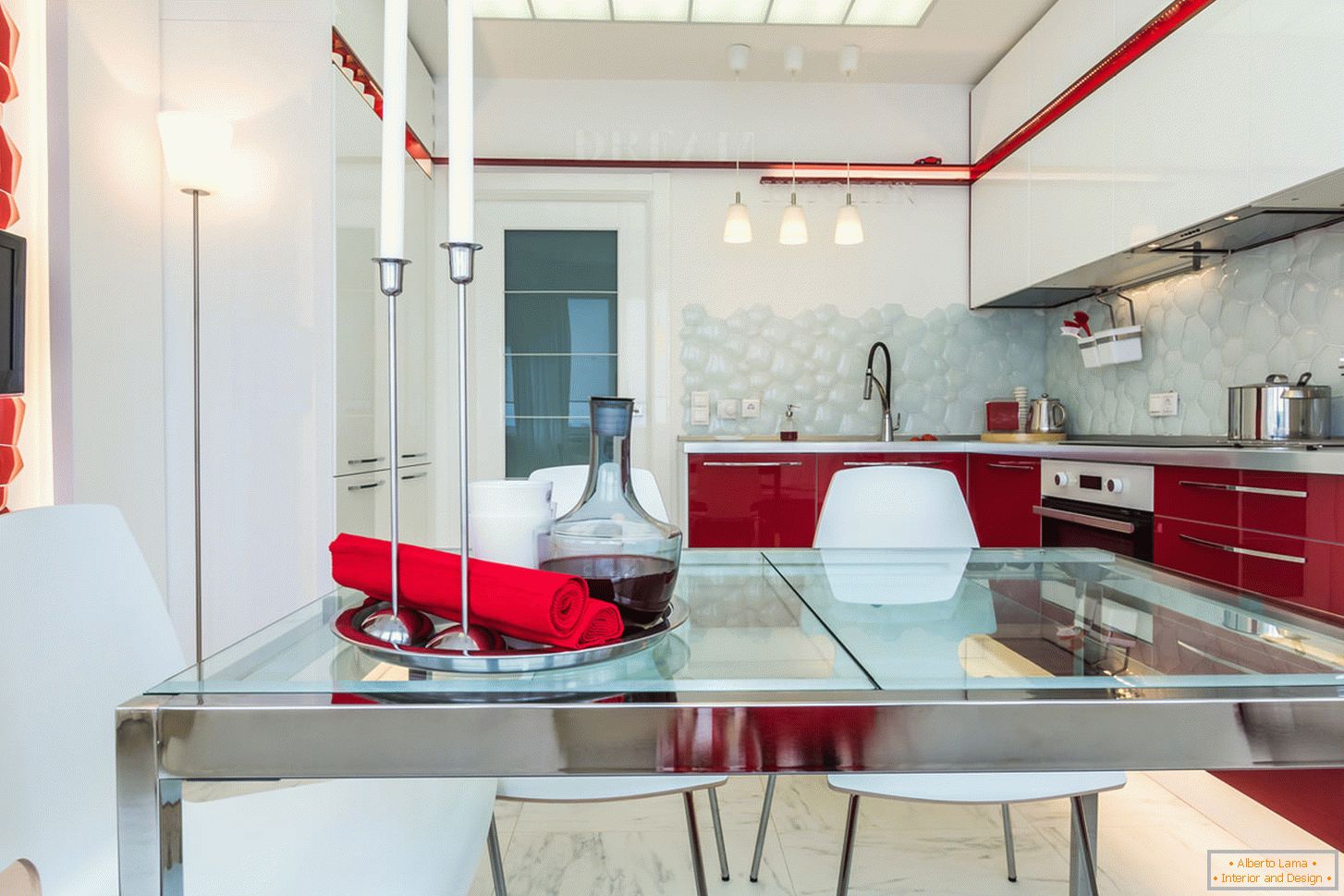 Chic unutrašnja kuhinja u bijeloj i crvenoj boji