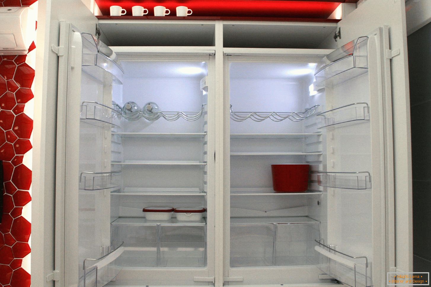 Moderan frižider u unutrašnjosti kuhinje