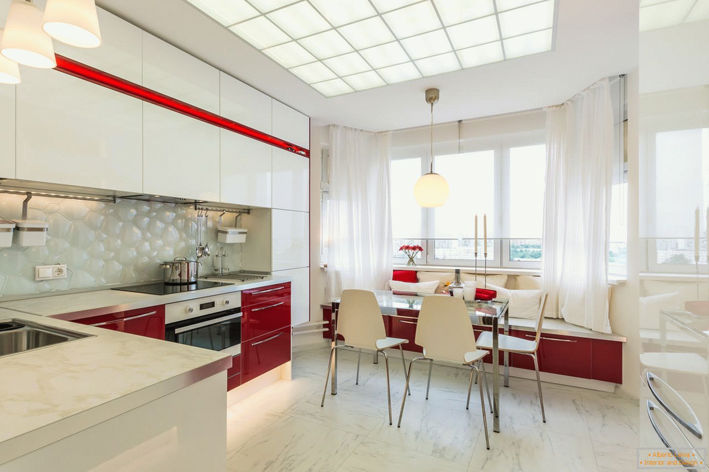 Chic unutrašnja kuhinja u bijeloj i crvenoj boji