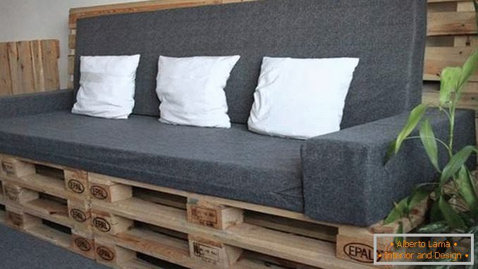 Jednostavna sofa napravljena od drvenih paleta