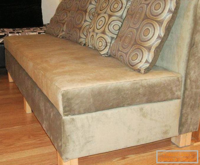 Mekana sofa s tapeciranom od somota