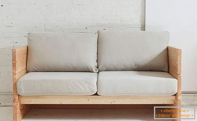 Mali drveni sofa sa rukama kod kuće